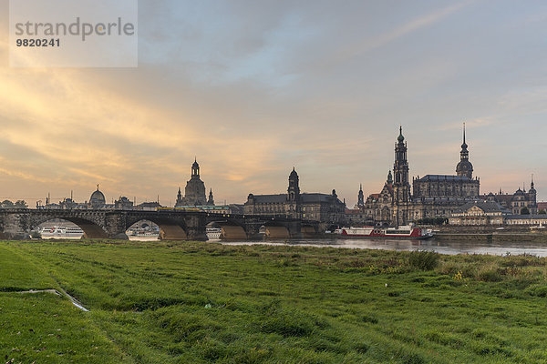 Deutschland  Dresden  Blick auf die Altstadt am Morgen