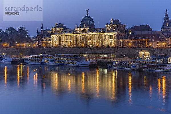 Deutschland  Dresden  Blick auf die beleuchtete Akademie der Bildenden Künste am Morgen