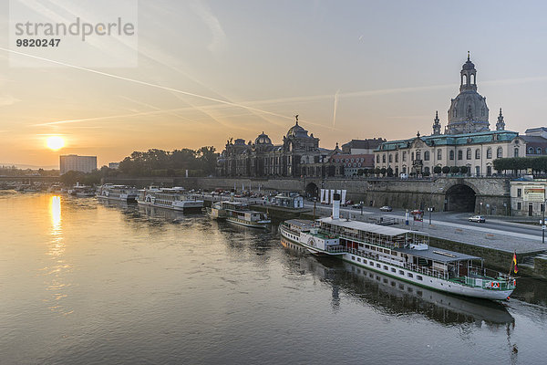 Deutschland  Dresden  Blick auf die Stadt mit der Elbe im Vordergrund bei Sonnenaufgang
