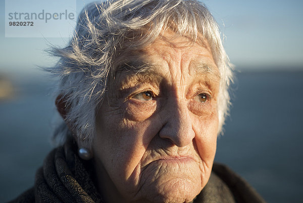 Porträt einer alten Frau im Freien