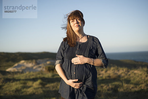 Spanien  Galizien  Valdovino  Schwangere an der Küste