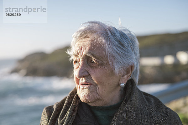 Spanien  Galizien  Ferrol  Portrait einer alten Frau an der Küste