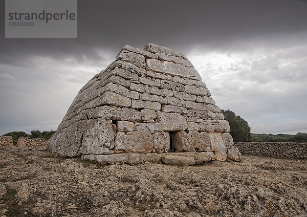 Spanien  Balearen  Menorca  Ciutadella  Megalith-Kammergrab Naveta des Tudons