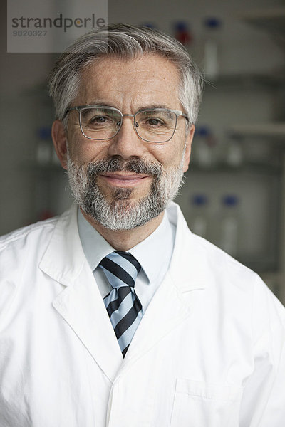 Porträt eines selbstbewussten Wissenschaftlers