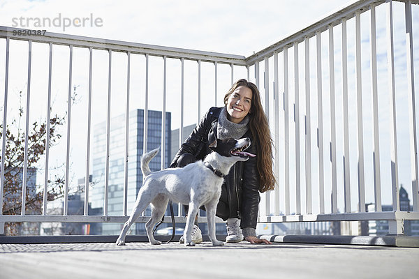 Deutschland  Düsseldorf  Junge Frau geht mit ihrem Hund spazieren