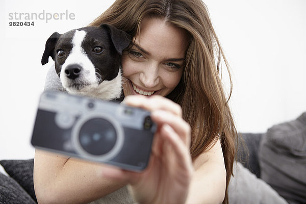 Junge Frau nimmt Selfie mit Hund