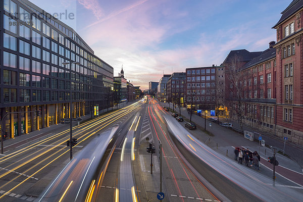 Deutschland  Hamburg  Blick auf die Willy-Brandt-Straße mit Lichtspuren bei Dämmerung