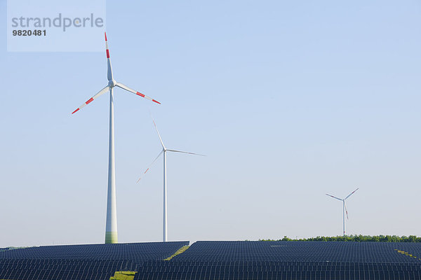 Deutschland  Bayern  Solarmodule und Windkraftanlagen