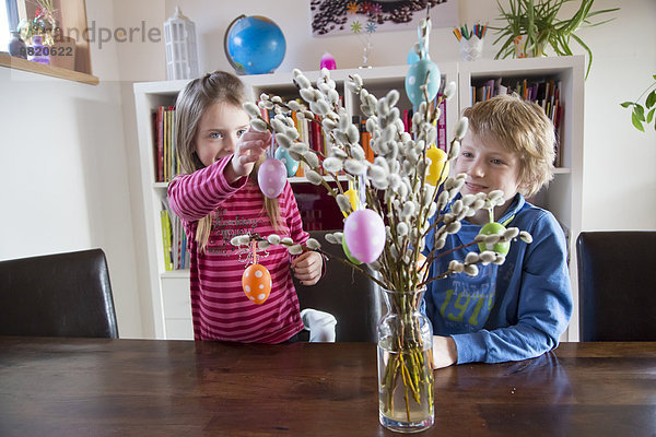 Bruder und Schwester deokrating Ostern Blumenstrauß