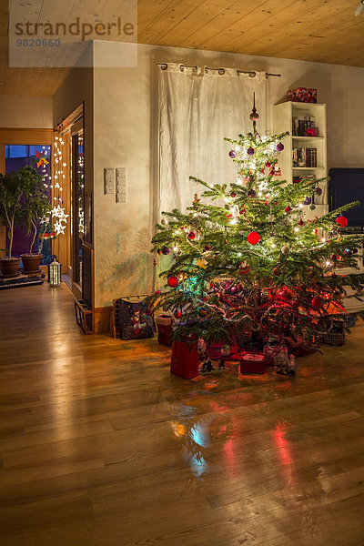 Dekorierter Weihnachtsbaum im Wohnzimmer