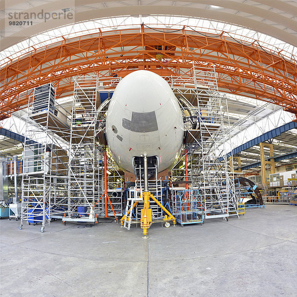 Flugzeugbau in einem Hangar