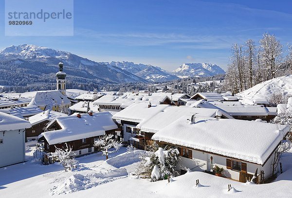 Deutschland  Bayern  Oberbayern  Chiemgau  Blick auf Reit im Winkl im Winter  Unterberghorn und Kaisergebirge im Hintergrund