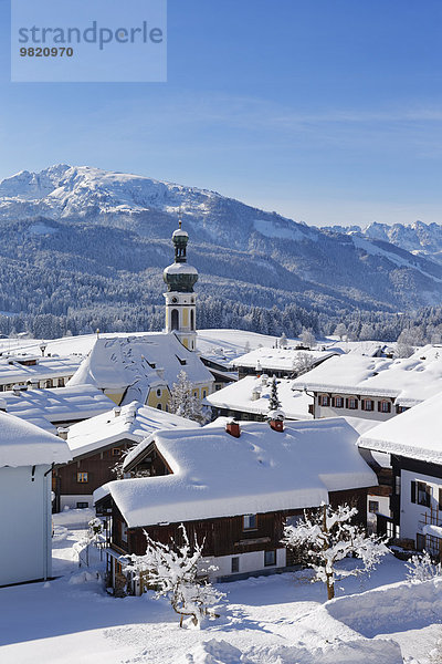 Deutschland  Bayern  Oberbayern  Chiemgau  Blick auf Reit im Winkl im Winter  Unterberghorn im Hintergrund