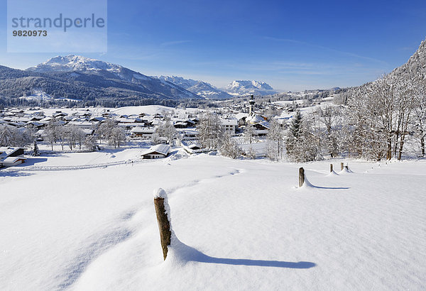 Deutschland  Bayern  Oberbayern  Chiemgau  Blick auf Reit im Winkl im Winter  Unterberghorn und Kaisergebirge im Hintergrund