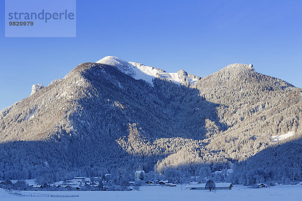 Deutschland  Bayern  Oberbayern  Chiemgau  Marquartstein  Blick auf Hochplatte und Friedenrath  Dorf Niedernfels