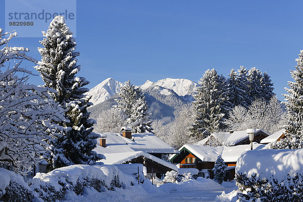 Deutschland  Bayern  Oberbayern  Chiemgau  Häuser in Unterwössen  Berg Geigelstein im Hintergrund