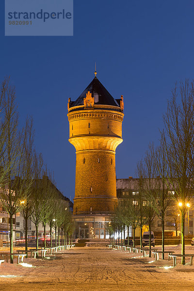 Deutschland  Bremerhaven  Blick auf den beleuchteten Wasserturm am Abend