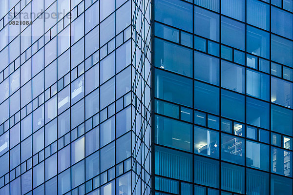 Germnay  München  Glasfassade eines modernen Bürogebäudes