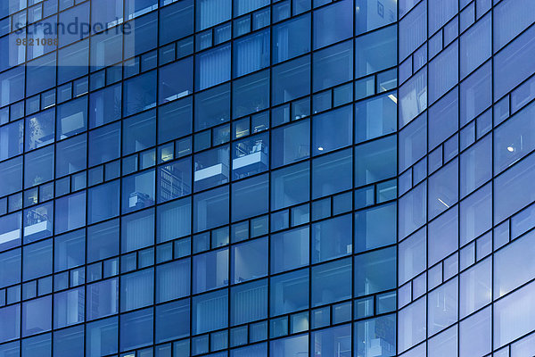 Germnay  München  Glasfassade eines modernen Bürogebäudes