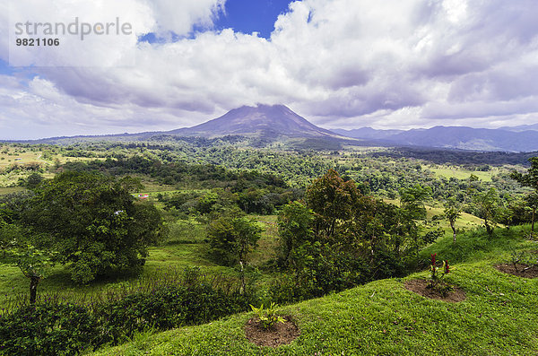 Costa Rica  Vulkan Arenal Nationalpark  Blick zum Vulkan Arenal