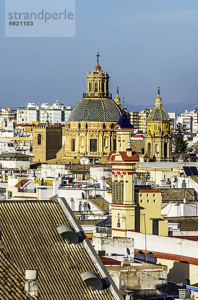 Spanien  Andalusien  Sevilla  Stadtbild mit Kirche