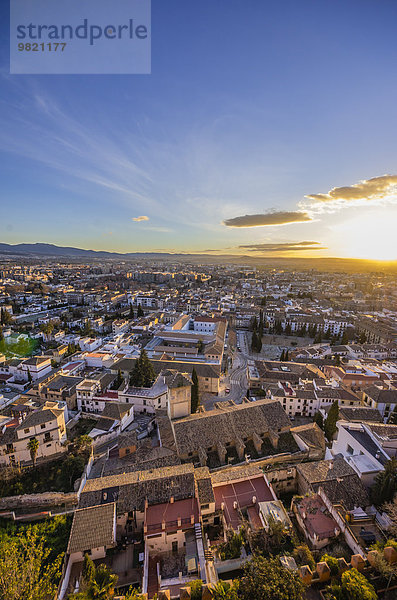 Spanien  Andalusien  Granada  Stadtbild bei Sonnenuntergang vom Bezirk Realejo-San Matias aus gesehen