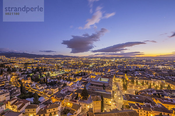 Spanien  Andalusien  Granada  Stadtbild bei Sonnenuntergang vom Bezirk Realejo-San Matias aus gesehen