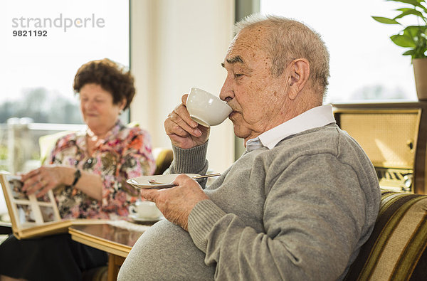 Senior Mann trinkt Kaffee zu Hause