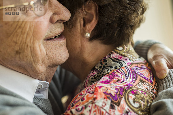 Seniorenpaar umarmen