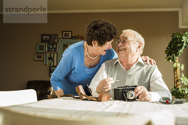 Seniorenpaar mit alter Kamera zu Hause