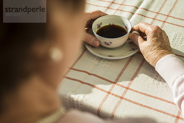 Seniorin mit Tasse Kaffee