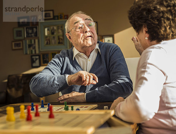 Seniorenpaar spielt Ludo