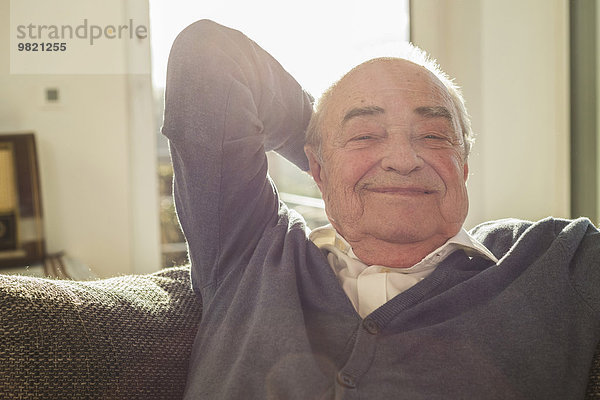 Portrait von glücklichen älteren Mann zu Hause