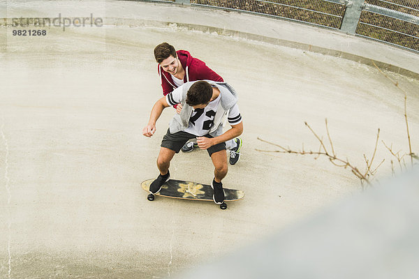 Zwei Freunde beim Skateboardfahren