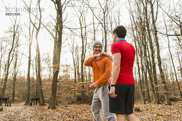 Zwei sportliche junge Männer im Wald