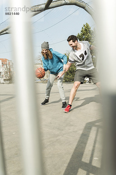 Paar spielt Basketball