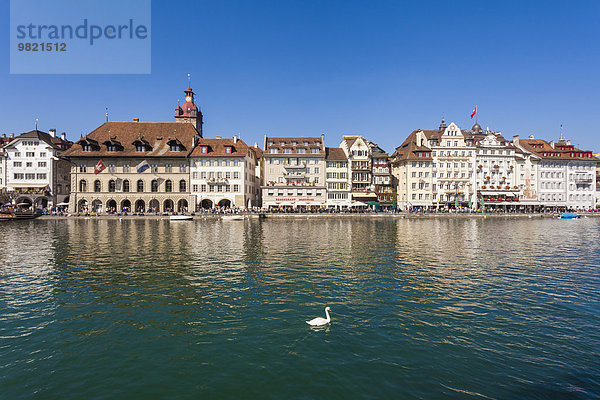 Schweiz  Kanton Luzern  Luzern  Altstadt  Reuss  Häuser mit Restaurants am Flussufer