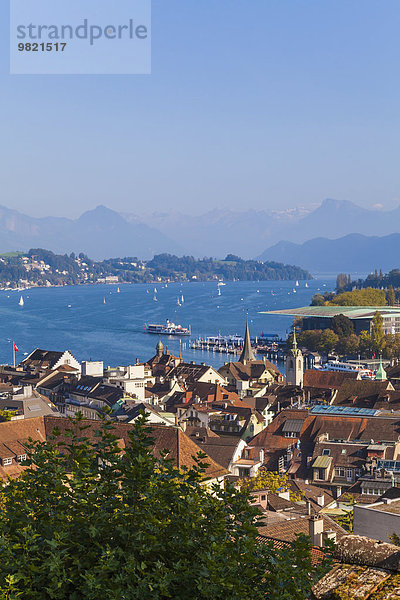 Schweiz  Kanton Luzern  Luzern  Altstadt  Blick auf den Vierwaldstättersee mit Raddampfer und Schiff  Kultur- und Kongresszentrum Luzern