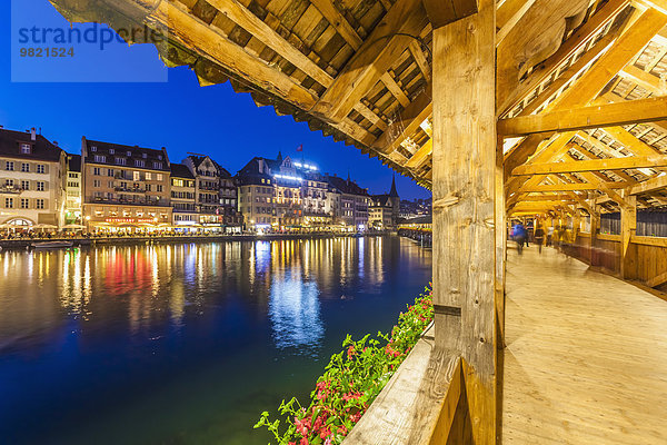 Schweiz  Kanton Luzern  Luzern  Altstadt  Reuss  Kapellbrücke am Abend