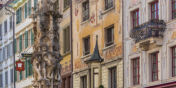 Schweiz  Kanton Luzern  Luzern  Altstadt  Stadthäuser mit Fresko  mittelalterlicher Brunnen mit Figuren