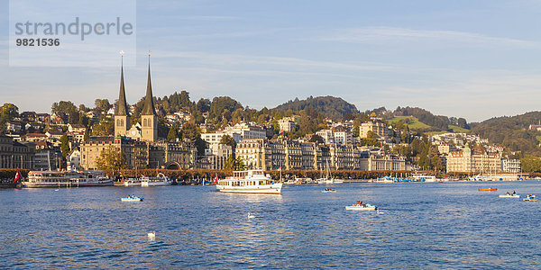 Schweiz  Kanton Luzern  Luzern  Vierwaldstättersee mit Booten und Ausflugsschiffen  Hofkirche im Hintergrund