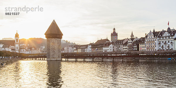 Schweiz  Kanton Luzern  Luzern  Altstadt  Reuss  Kapellbrücke und Wasserturm bei Sonnenuntergang