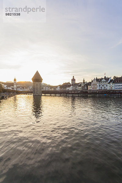 Schweiz  Kanton Luzern  Luzern  Altstadt  Reuss  Kapellbrücke und Wasserturm bei Sonnenuntergang