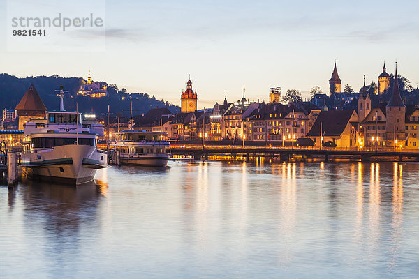 Schweiz  Kanton Luzern  Luzern  Vierwaldstättersee  Ausflugsschiffe am Pier am Abend