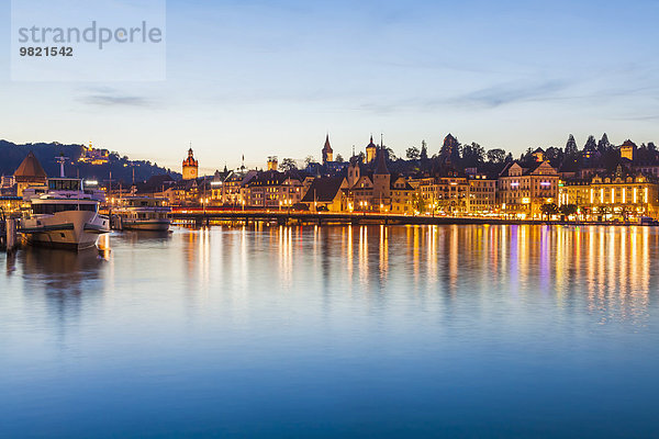 Schweiz  Kanton Luzern  Luzern  Vierwaldstättersee  Schiffsanlegestelle mit Ausflugsschiffen am Abend