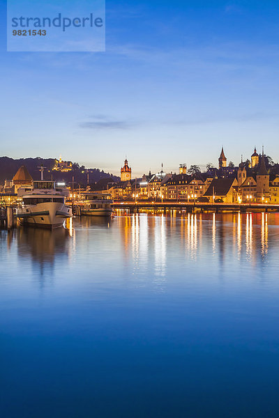 Schweiz  Kanton Luzern  Luzern  Vierwaldstättersee  Schiffsanlegestelle mit Ausflugsschiffen am Abend