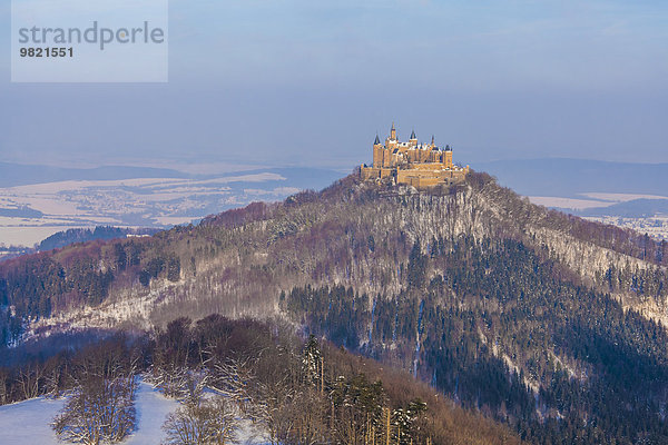 Deutschland  Baden-Württemberg  Blick auf die Burg Hohenzollern im Winter