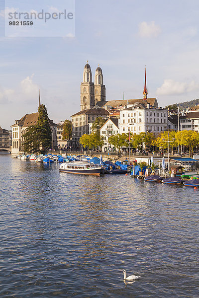 Schweiz  Zürich  Limmat und Freizeitboot am Uto Quai  Großes Münster im Hintergrund