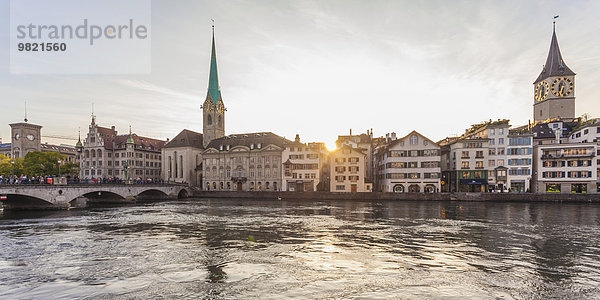 Schweiz  Zürich  Limmat  Fraumünsterkirche und Peterskirche  Panorama am Abend