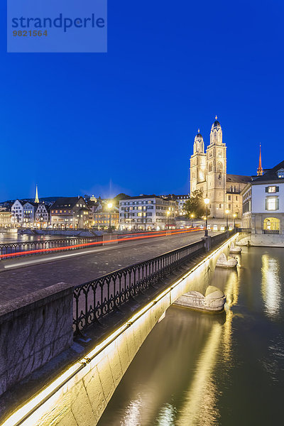 Schweiz  Zürich  Münster Brücke über die Limmat  Limmatquai und Großes Münster im Hintergrund  blaue Stunde